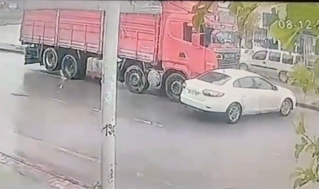 Kamyon önüne aldığı otomobili metrelerce sürükledi