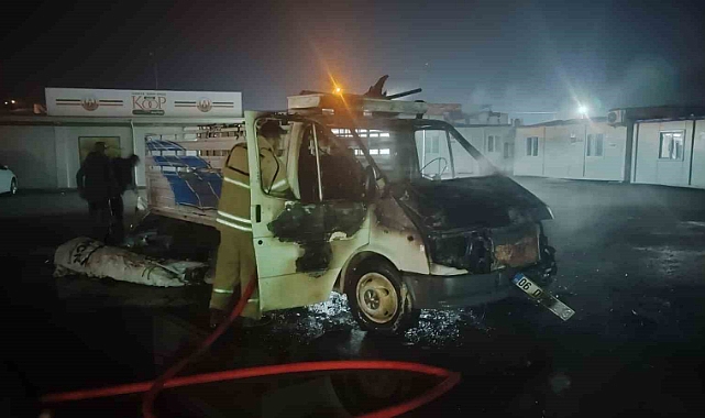 Kamyonet alev alev yandı