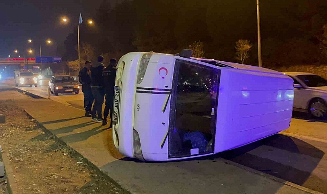Kontrolden çıkan minibüs takla attı