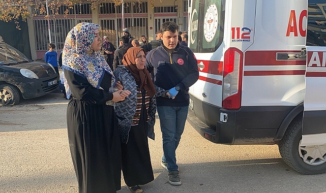 Kontrolden çıkan otomobil park halindeki araca çarparak devrildi
