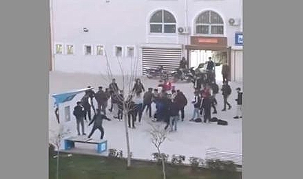 Liseli kızların kavgası okulda başladı, belediye binası önünde bitti