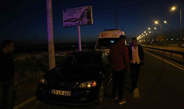 Otomobile çarpan minibüs yol kenarına savruldu: 7 yaralı