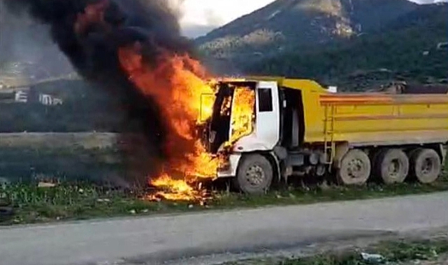 Seyir halindeki hafriyat kamyonu yandı