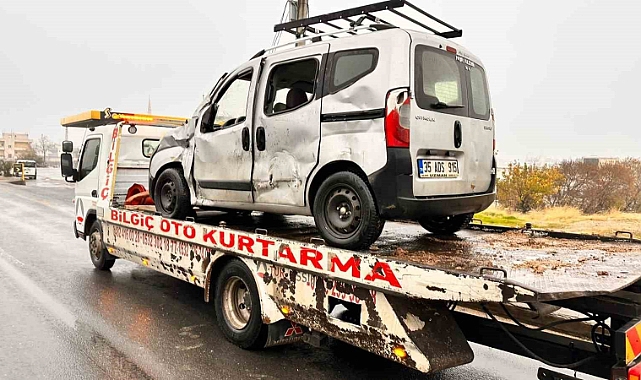 Tır, hafif ticari araca arkadan çarptı: 1 yaralı