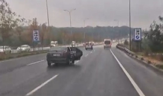 Trafikte kapısı açık şekilde yük taşıyan araç trafiği tehlikeye attı