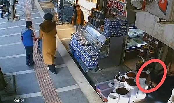 Urfa’da salça hırsızı kadın kameralara yakalandı