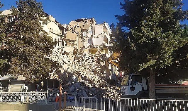 Urfa'da tehlike yaratan binalar yıkılıyor