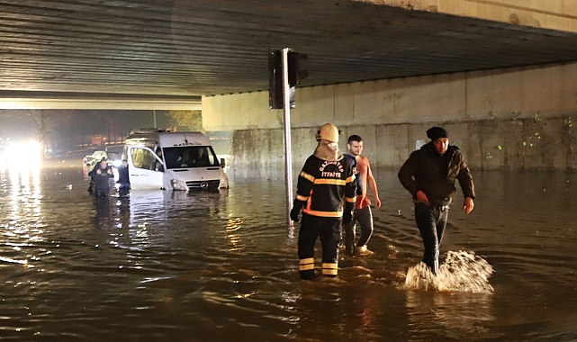 Yağış nedeniyle köprülü kavşakta 5 araç sular altında kaldı
