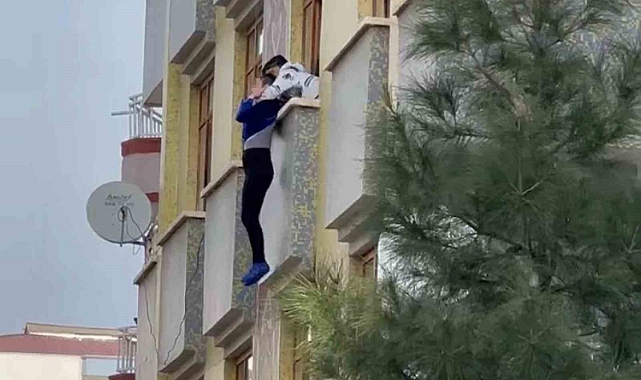 3’üncü kattan kendini bırakmaya çalışan kadın böyle kurtarıldı
