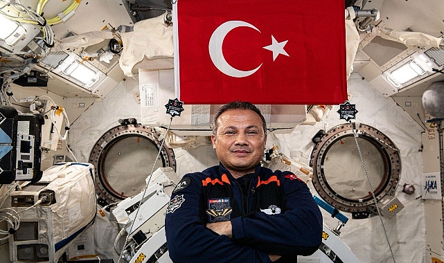 Alper Gezeravcı'dan uzayda Türk Bayraklı paylaşım