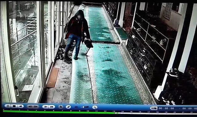 Camide ayakkabı hırsızlığı kamerada