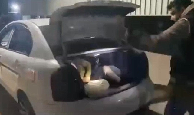 Durdurulan otomobilin bagajından kaçak göçmen çıktı