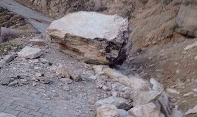 Düşen kaya parçası yolu ulaşıma kapattı