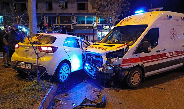 Gelin arabası ambulansla çarpıştı