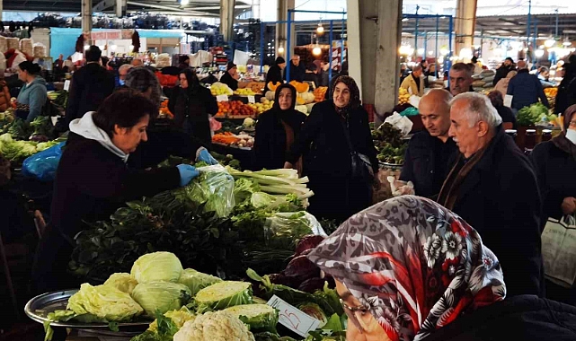 Halk pazarındaki hareketlilik esnafın yüzü güldü