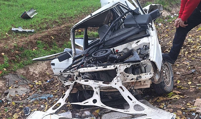 İki otomobil çarpıştı: Araçlar hurdaya döndü