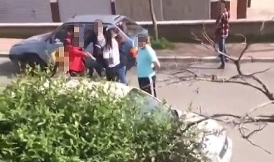 Kadınların bıçaklı sopalı kavgası kameraya yansıdı