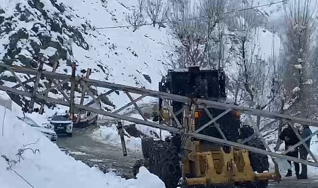 Karda devrilen direk kaldırıldı, 17 köye ulaşım sağlandı