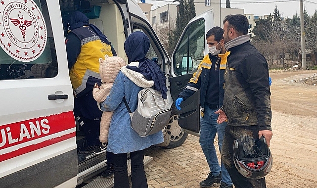 Kayganlaşan yolda motosiklet devrildi: 3 yaralı