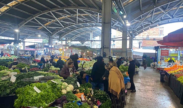 Pazarda fiyatlar düştü, vatandaş yoğun ilgi gösterdi