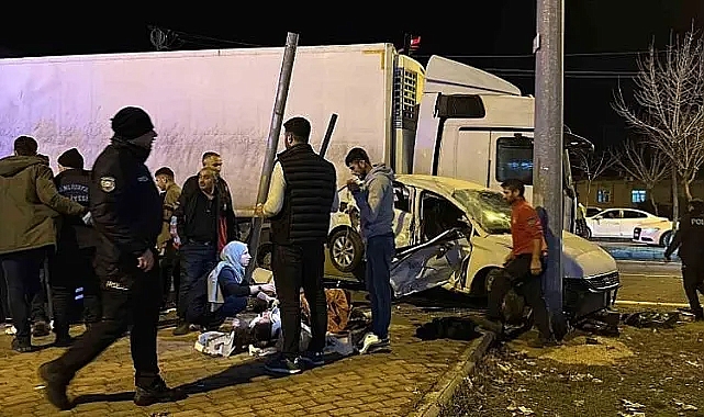 Siverek'te TIR ile otomobil çarpıştı: 1 ölü, 4 yaralı