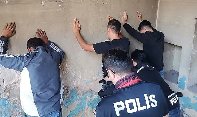 Urfa'da dur ihtarına uymayan 3 şüpheli kıskıvrak yakalandı