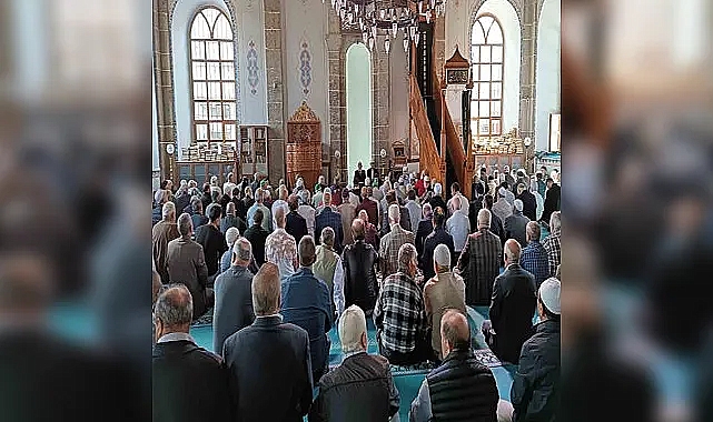 Urfa'daki camiilerde şehitler için Kur'an okundu, dualar edildi