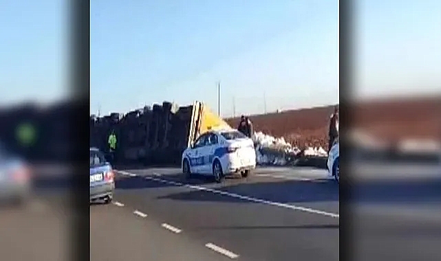 Urfa – Mardin yolunda TIR devrildi
