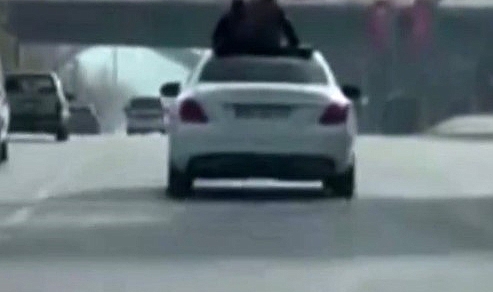 Üstü açık otomobilde tehlikeli yolculuk