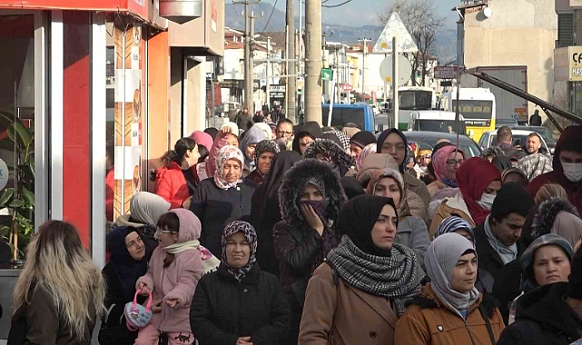 20 liraya paspas, 50 liraya tencere almak için saatlerce sıra beklediler
