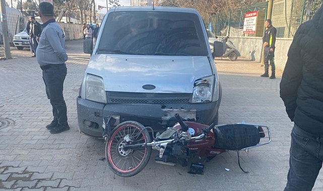 Akrobasi hareketlerde bulunan motosiklet hafif ticari araçla çarpıştı