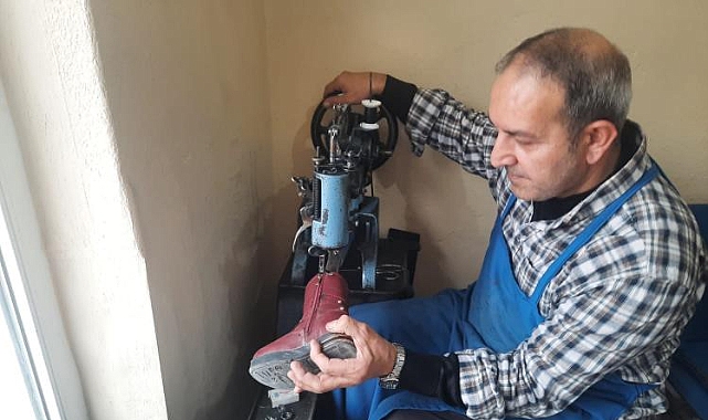 Ayakkabı tamircileri randevu ile çalışmaya başladı