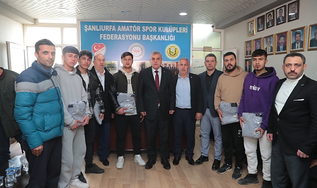 Beyazgül, U18 ligi şampiyonu 63 Urfa Spor futbolcularını tebrik etti