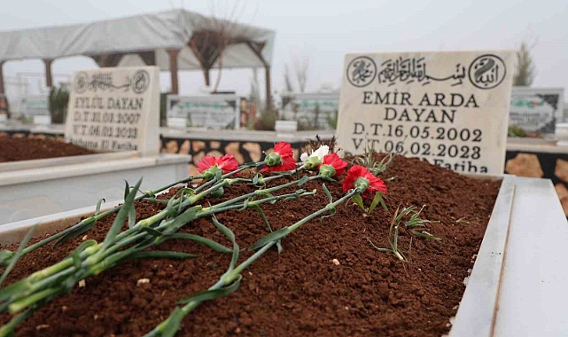 Depremde hayatını kaybedenlerin mezarlarına karanfil bırakıldı