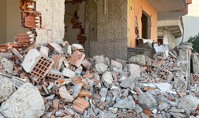 Depremin acısı, binaların üzerindeki korkunç iziyle can yakıyor