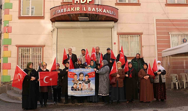 HDP önündeki evlat mücadelesinde Gara Şehitleri anıldı