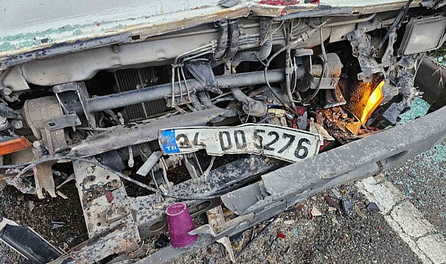 Kazada sıkışan sürücü itfaiye ekiplerince kurtarıldı