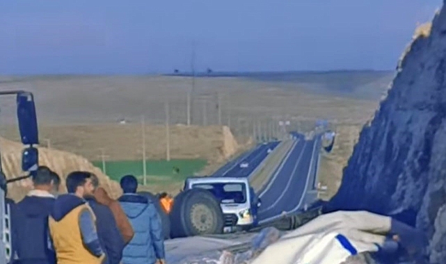 Seyir halindeki gıda yüklü tır devrildi