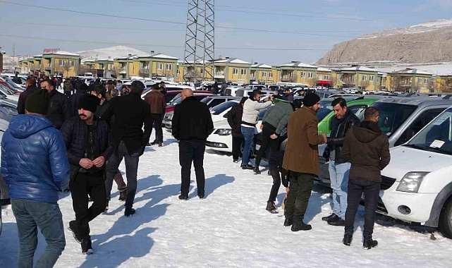 soğuk havaya rağmen açık oto pazarı araçlarla doldu