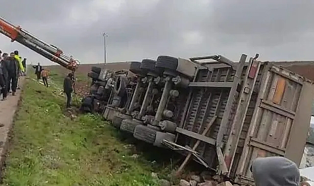 Sürücüsünün direksiyon hakimeyetini kaybettiği TIR devrildi
