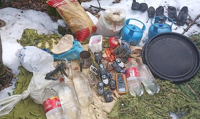 Teröristlere ait mağarada çok sayıda yaşam malzemesi ve mühimmat ele geçirildi