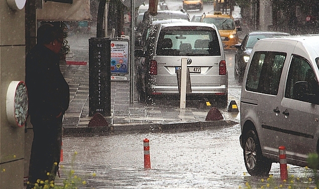 Urfa yağmura teslim oldu: Vatandaşlar kaçacak yer aradı