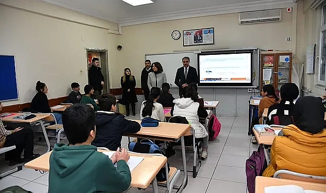Vali, 2. dönemin ilk gününde öğrencilerle bir arada