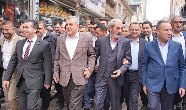 AK kadrolardan miting gibi seçim ofisi açılışı