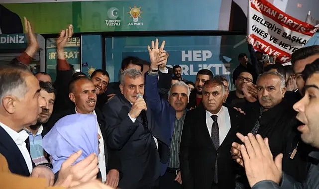 AK Parti'ye geçen 39 kişiye rozeti Beyazgül taktı