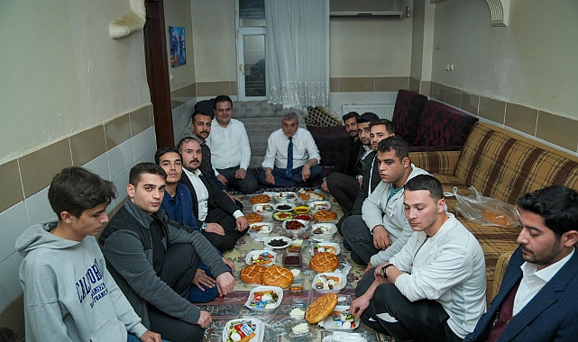 Beyazgül öğrenci evinde sahur yaptı