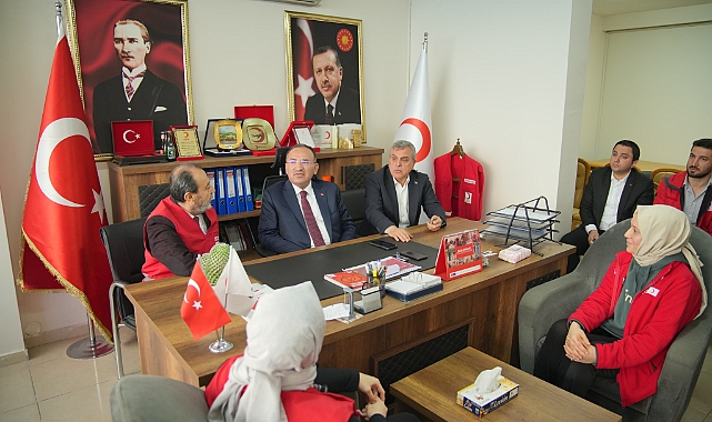 Bozdağ ve Beyazgül’den Kızılay'a ziyaret
