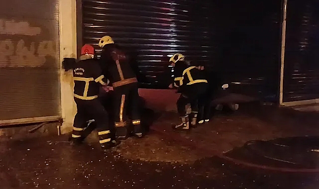 Döşeme dükkanında çıkan yangın paniğe neden oldu