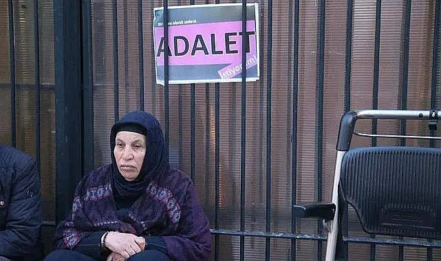 Emine Şenyaşar, iftarını Bakanlık önünde açtı