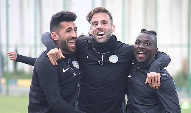Futbolculardan taraftarı sevindiren poz!